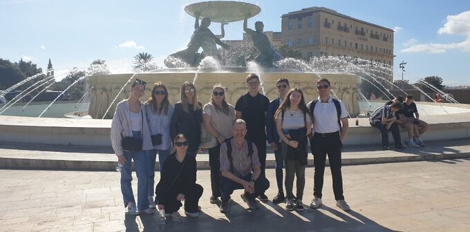 Les élèves Erasmus+ à Malte devant la Fontaine des Tritons. à la Valette en 2023