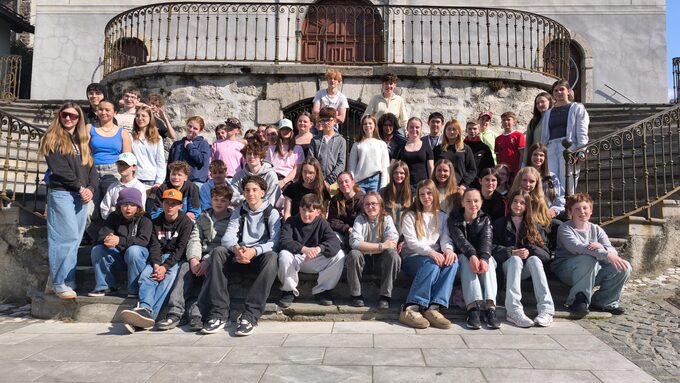 8 - Le groupe au complet à Conflans après un jeu de pistes dans la citée médiévale.jpg